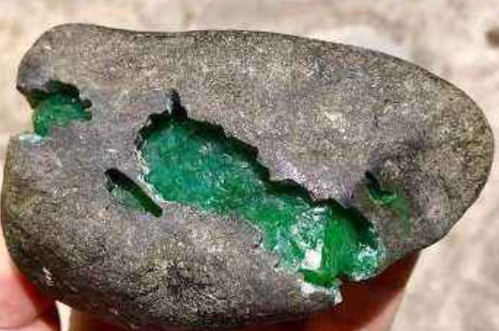 多大的翡翠原石能出手镯