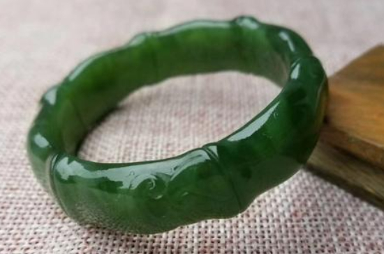 和田玉手镯鉴别最简单方法
