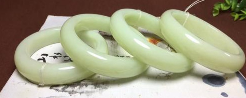 和田玉手镯和翡翠手镯哪个好