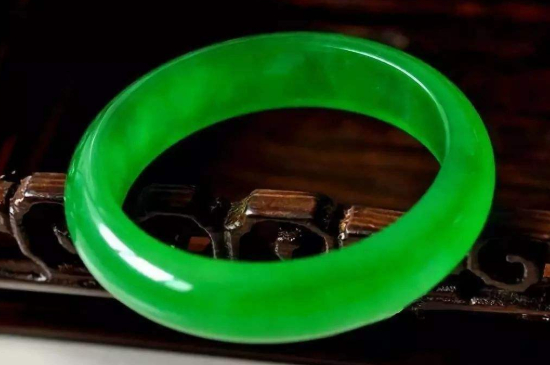 和田玉手镯和翡翠手镯哪个好