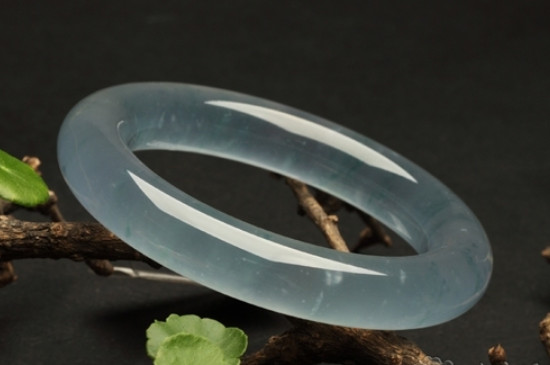 翡翠手镯有裂纹正常吗