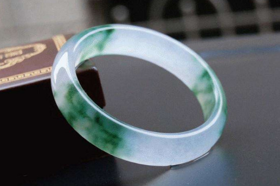 翡翠手镯有裂纹正常吗