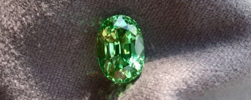 翠榴石是什么光泽