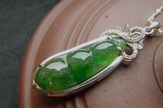 翡翠里面的绿色是什么成分