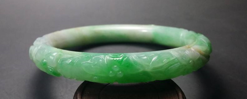 翡翠手镯和项链可以同时戴吗