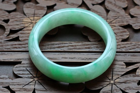 翡翠手镯和项链可以同时戴吗