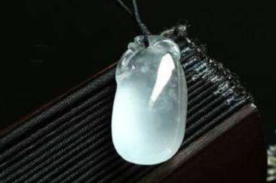 翡翠起刚和起胶区别