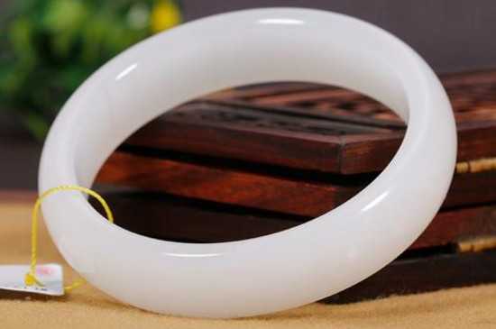 羊脂玉手镯容易碎吗