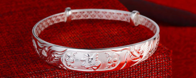 一个人怎么戴推拉手镯