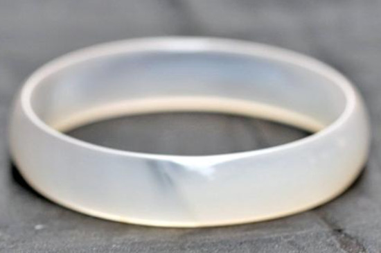 白玛瑙手镯应该戴在哪只手上