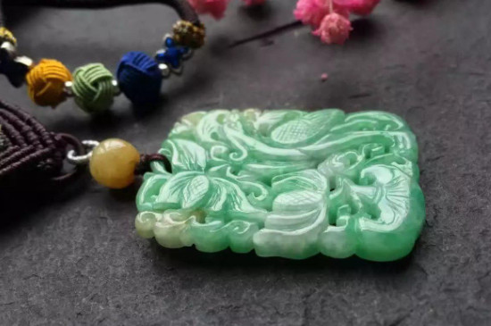 酸洗注胶翡翠特点