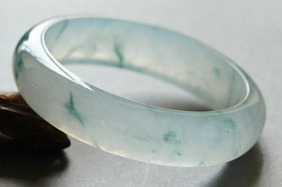 长期佩戴翡翠手镯会变色吗