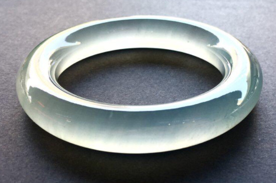 长期佩戴翡翠手镯会变色吗