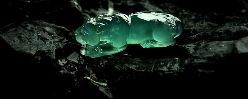 翡翠龙石种与帝王绿的区别
