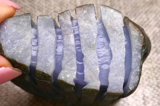 翡翠原石开窗和扒皮的区别