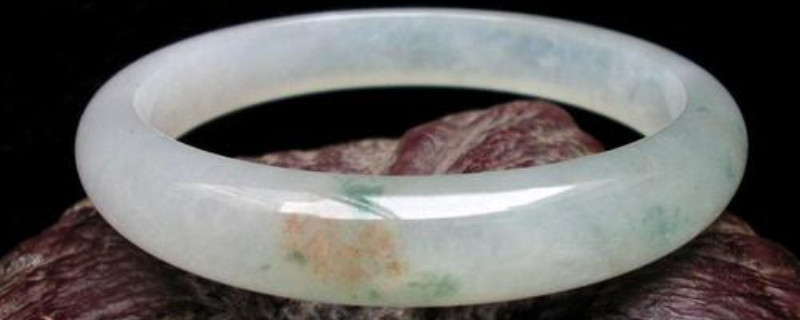 翡翠手镯太阳光下起紫光是真的假的