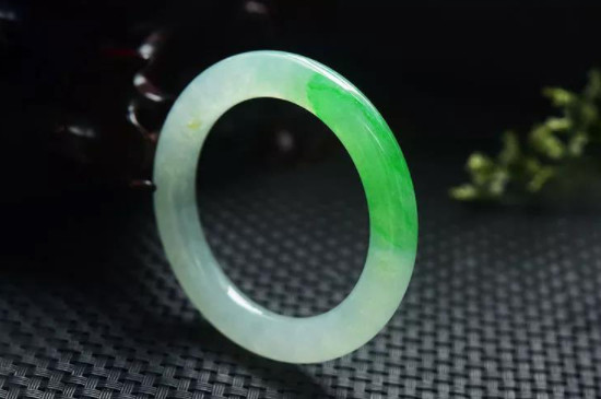 翡翠手镯断面啥样?