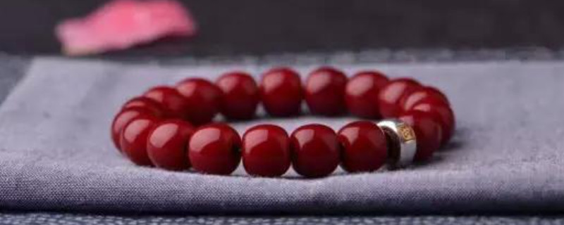 文玩戴左手还是右手