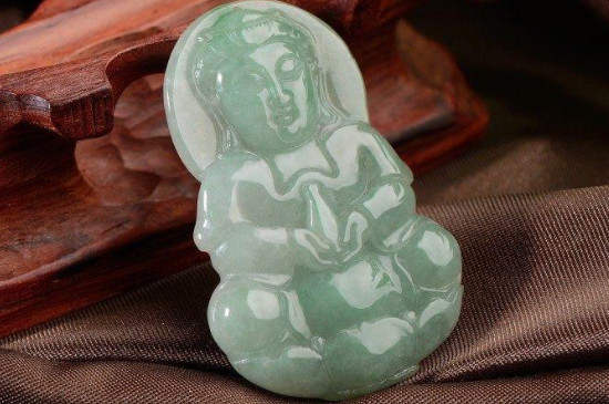 女性佩戴翡翠的功效