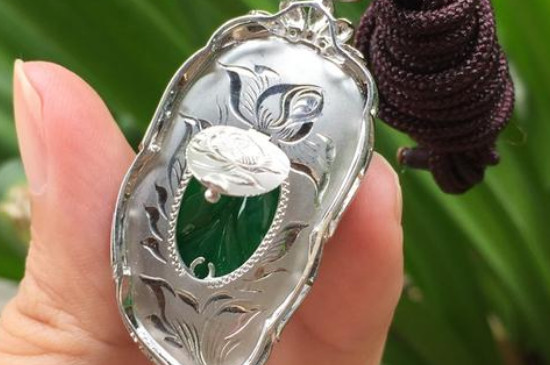 翡翠金枝玉叶男生可以戴吗