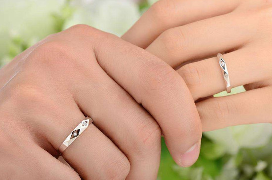 戴戒指的手指一圈起水泡