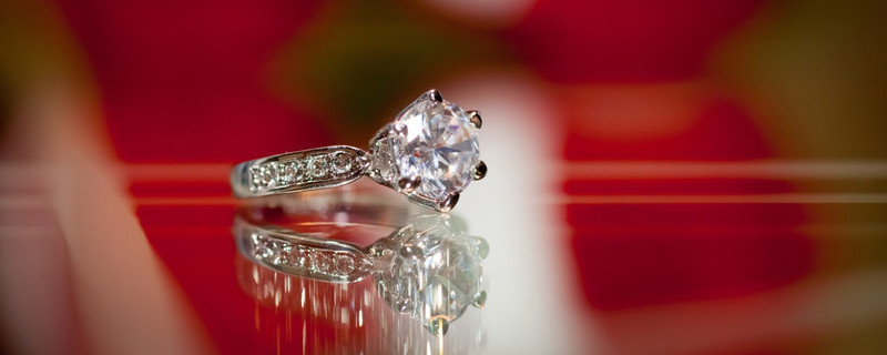 戴戒指的手指一圈起水泡