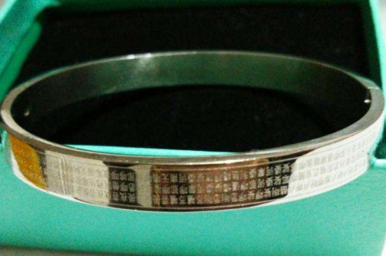 18cm戴手镯多大的