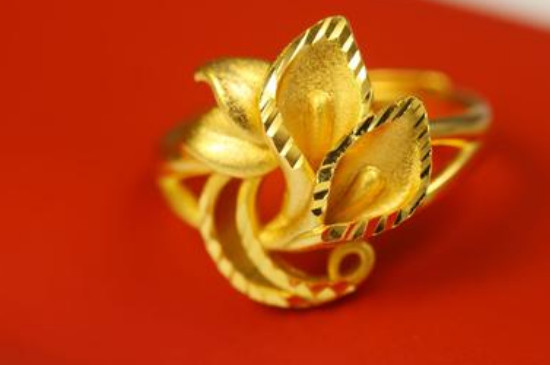 各种黄金花戒指的寓意