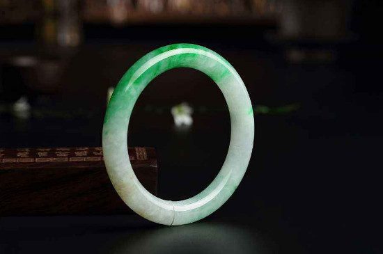 翡翠手镯怎么挑