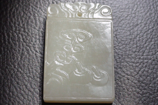 戴山水玉牌有讲究吗