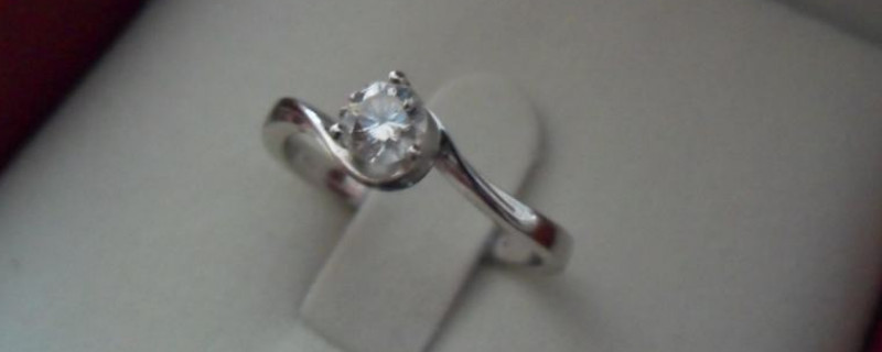 ys18k白色的戒指