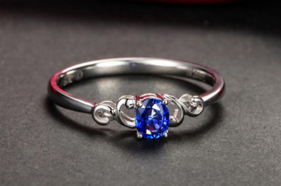 ys18k白色的戒指