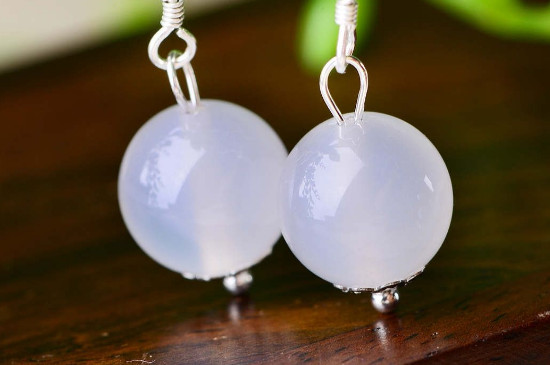 女生戴白玉髓的好处