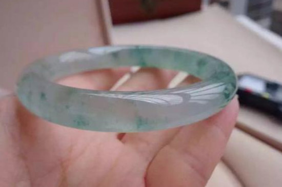 翡翠手镯对人体有什么好处