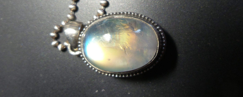 月光石是水晶吗