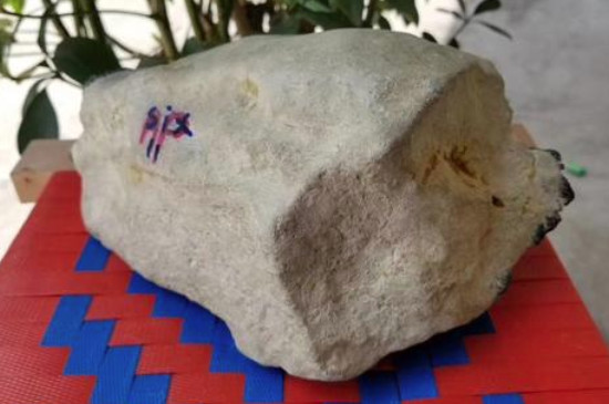 木那包浆皮翡翠原石的特点