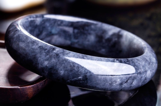 乌鸡种翡翠有什么寓意