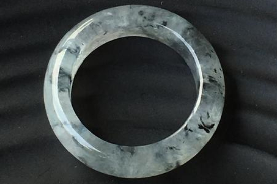 乌鸡种翡翠有什么寓意