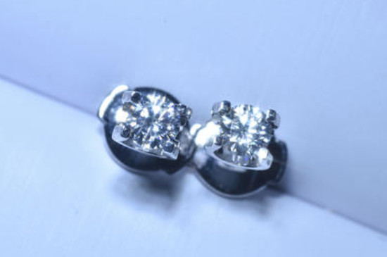 莫桑石戴久了会不亮吗