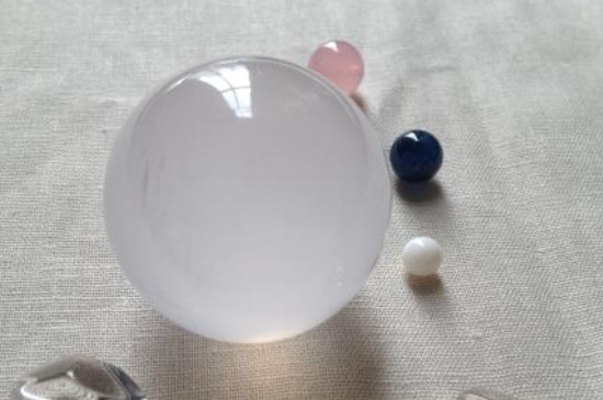 水晶和银手链可以一起戴吗