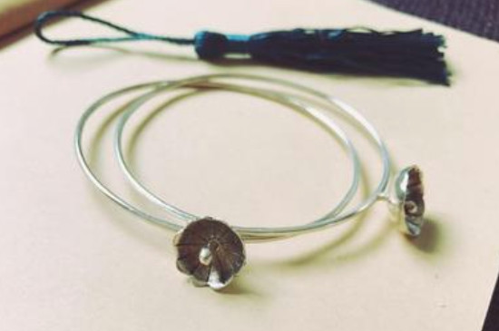 银手链和银手镯可以一起戴吗