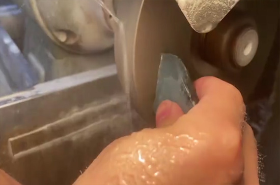 翡翠原石怎么开皮