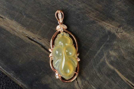 翡翠吊坠怎么养才能透