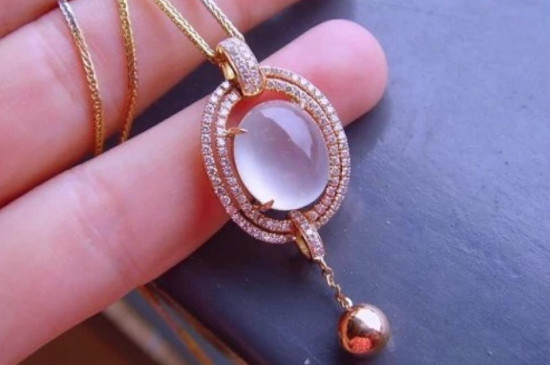 翡翠吊坠怎么养才能透