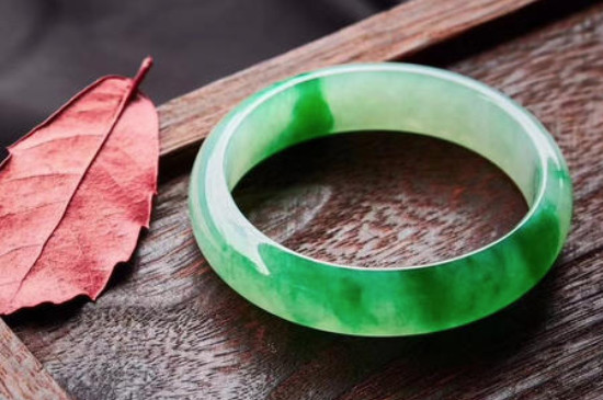 帝王绿翡翠手镯怎么鉴定真假