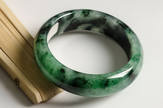 油青翡翠戴久了的变化