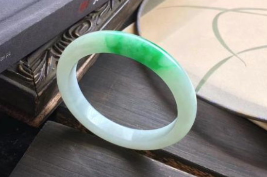 翡翠手镯戴在哪只手好