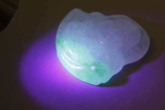 如何用紫光鉴定翡翠的真假