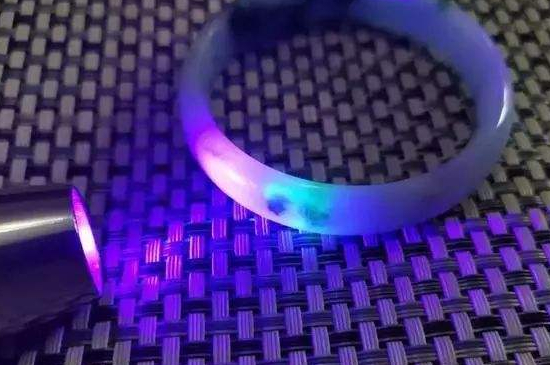 如何用紫光鉴定翡翠的真假