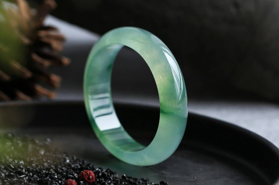 翡翠镯子怎么养出水头